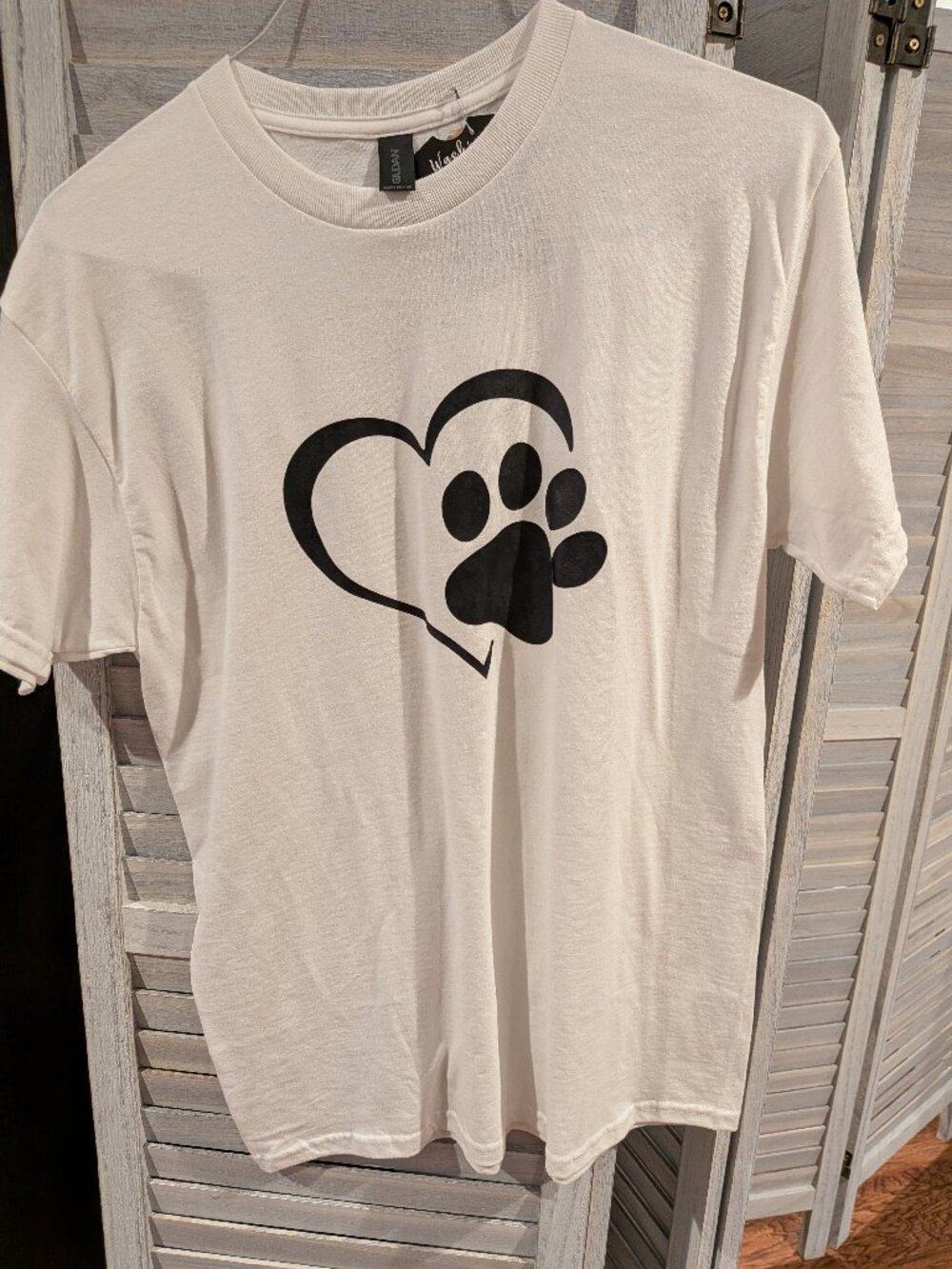 Dog Lover Paw Print Heart T-Shirt Gildan White Graphic Tee Unisex Size M NWT